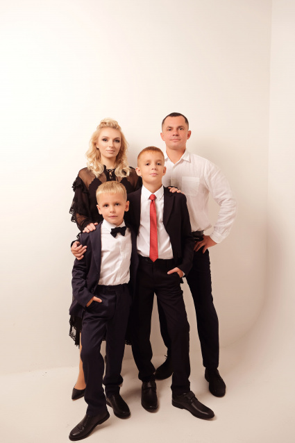 Заказать семейную фотосессию в студии с детьми в Перми от фотостудии Fashion Box
 – фото № 8