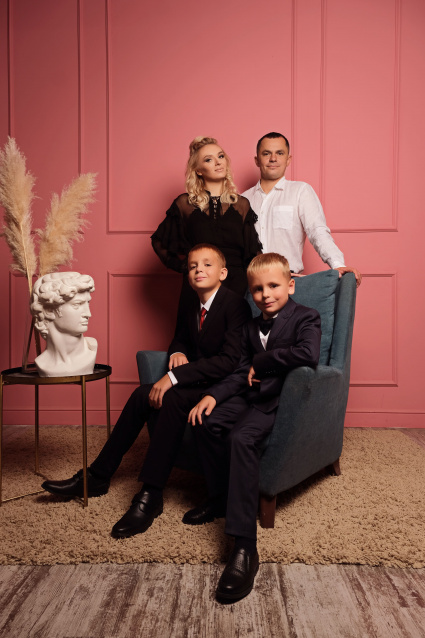 Заказать семейную фотосессию в студии с детьми в Перми от фотостудии Fashion Box
 – фото № 9