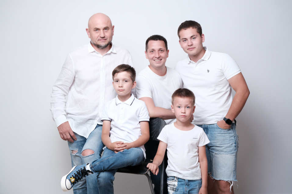 Заказать семейную фотосессию в студии с детьми в Перми от фотостудии Fashion Box
 – фото № 32
