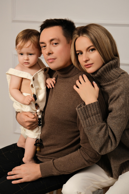Заказать семейную фотосессию в студии с детьми в Перми от фотостудии Fashion Box
 – фото № 49