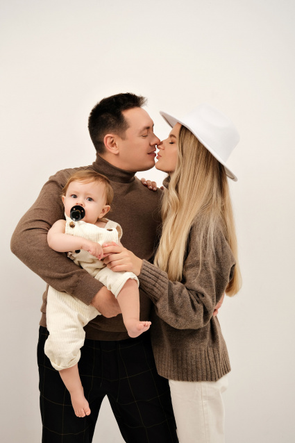 Заказать семейную фотосессию в студии с детьми в Перми от фотостудии Fashion Box
 – фото № 47