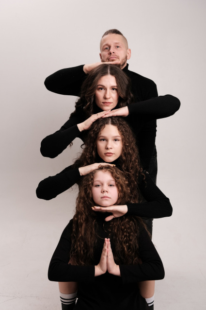 Заказать семейную фотосессию в студии с детьми в Перми от фотостудии Fashion Box
 – фото № 23