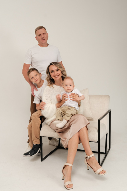 Заказать семейную фотосессию в студии с детьми в Перми от фотостудии Fashion Box
 – фото № 16