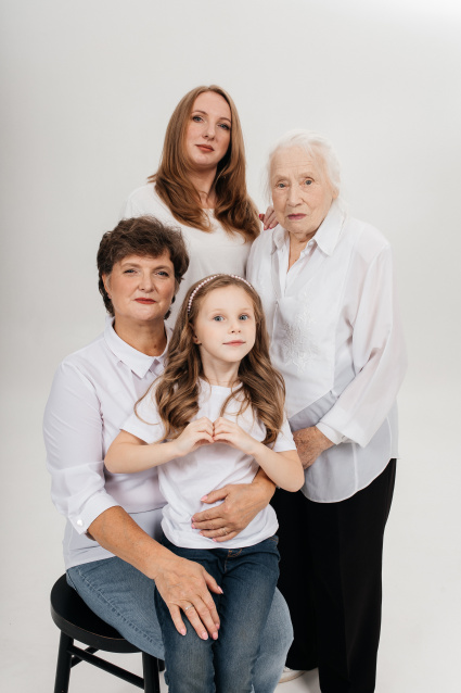 Заказать семейную фотосессию в студии с детьми в Перми от фотостудии Fashion Box
 – фото № 39