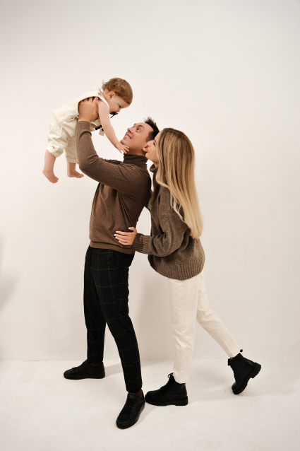 Заказать семейную фотосессию в студии с детьми в Перми от фотостудии Fashion Box
 – фото № 48