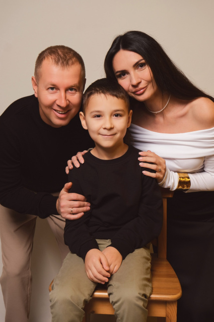 Заказать семейную фотосессию в студии с детьми в Перми от фотостудии Fashion Box
 – фото № 22