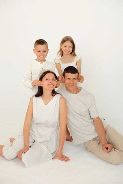 Заказать семейную фотосессию в студии с детьми в Перми от фотостудии Fashion Box
 – фото № 27