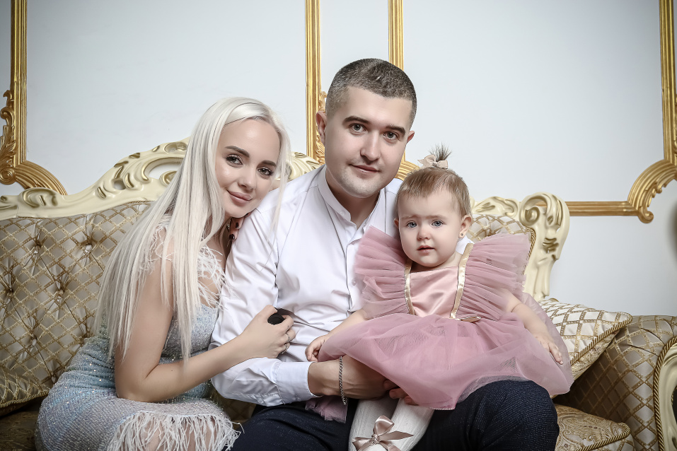Заказать семейную фотосессию в студии с детьми в Перми от фотостудии Fashion Box
 – фото № 27