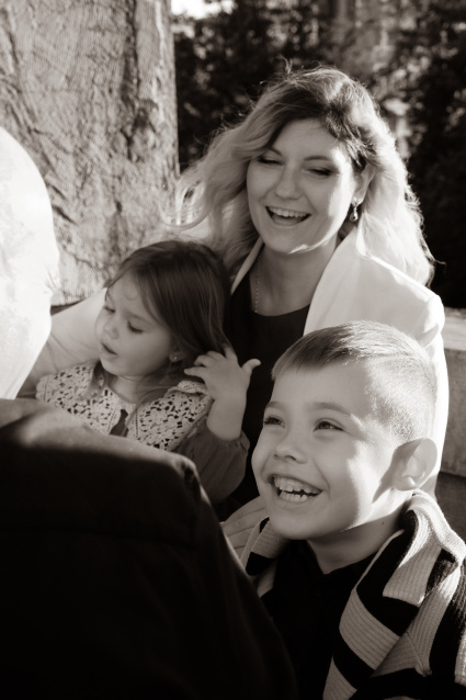 Заказать семейную фотосессию в студии с детьми в Перми от фотостудии Fashion Box
 – фото № 6