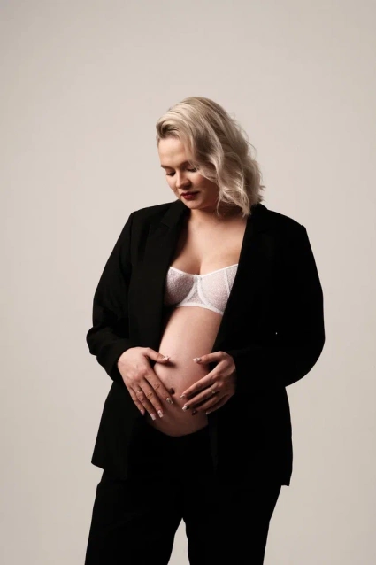 Заказать фотосессию для беременных в студии от Fashion Box в Перми

 – фото № 10