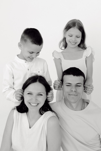 Заказать семейную фотосессию в студии с детьми в Перми от фотостудии Fashion Box
 – фото № 8