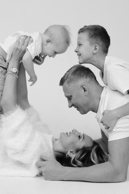 Заказать семейную фотосессию в студии с детьми в Перми от фотостудии Fashion Box
 – фото № 7