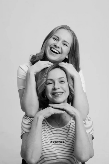 Заказать фотосессию для 2-х подруг в студии в Перми от сети фотостудий Fashion Box
 – фото № 3