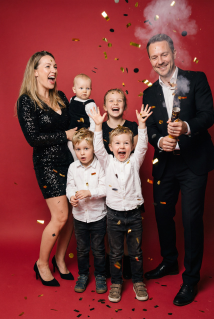 Заказать семейную фотосессию в студии с детьми в Перми от фотостудии Fashion Box
 – фото № 4