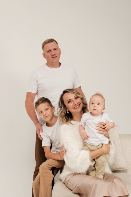 Заказать семейную фотосессию в студии с детьми в Перми от фотостудии Fashion Box
 – фото № 2