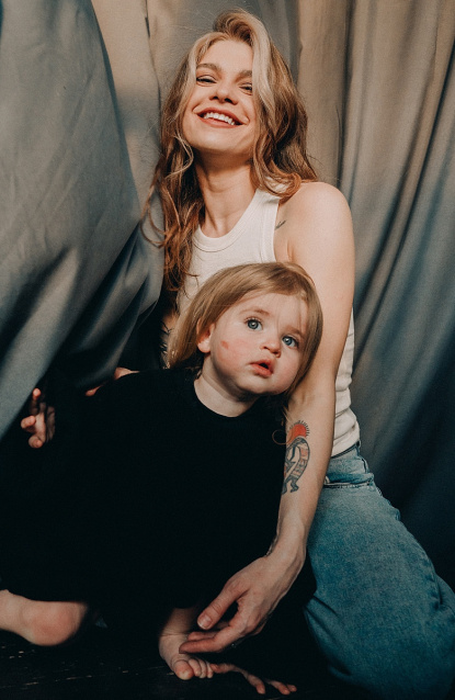 Заказать семейную фотосессию в студии с детьми в Перми от фотостудии Fashion Box
 – фото № 9